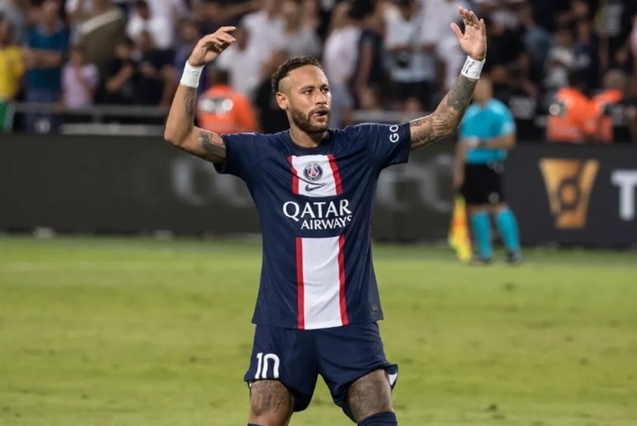 Neymar completa cinco anos de PSG; veja números, títulos e vídeos do craque na França