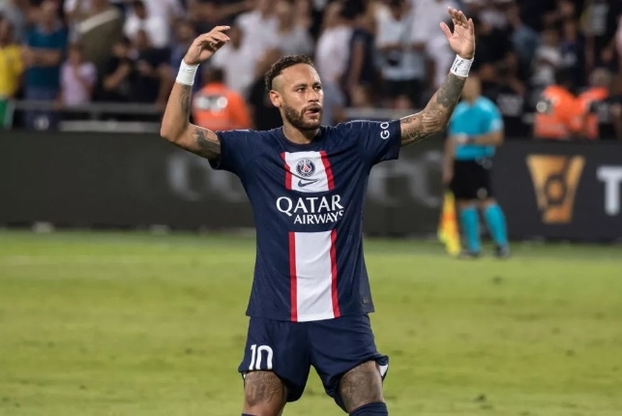 Neymar completa cinco anos de PSG; veja números, títulos e vídeos do craque na França